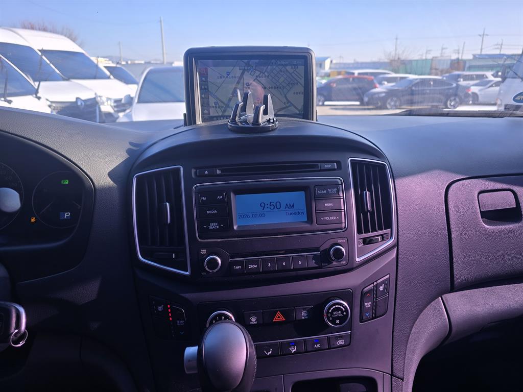 HYUNDAI Starex - Vista 7