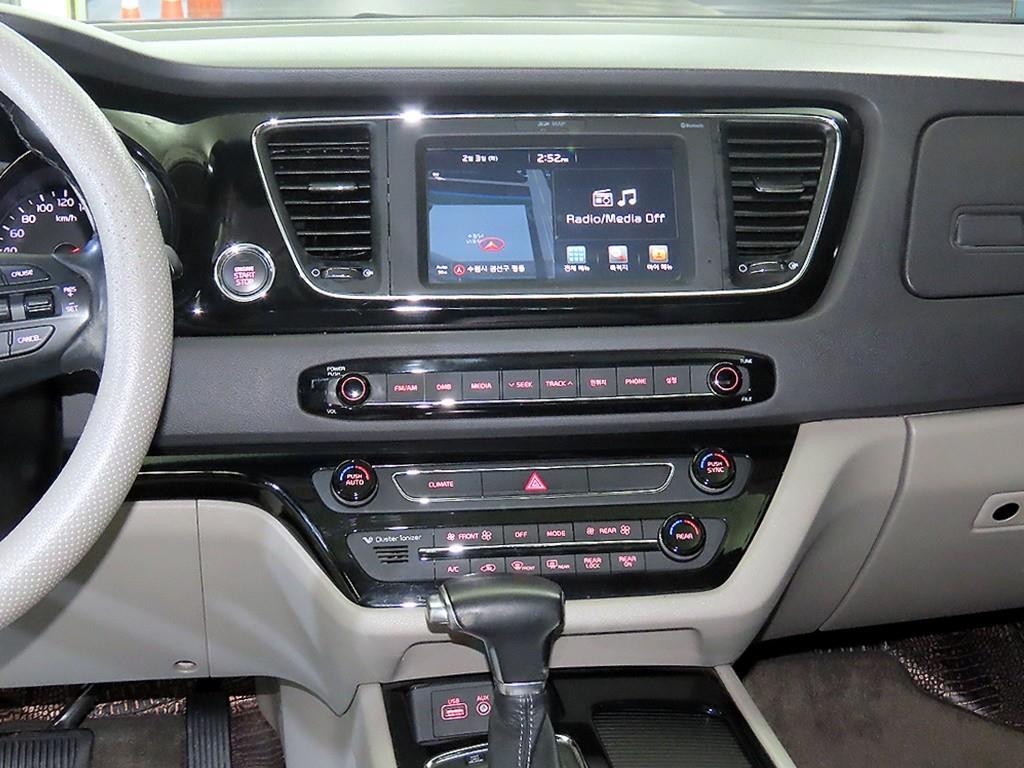 KIA Carnival - Vista 11