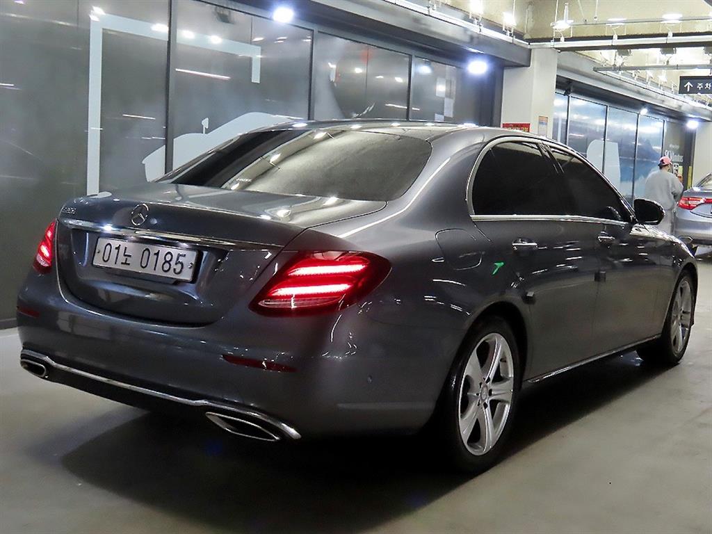 Mercedes Benz E class - Vista 4