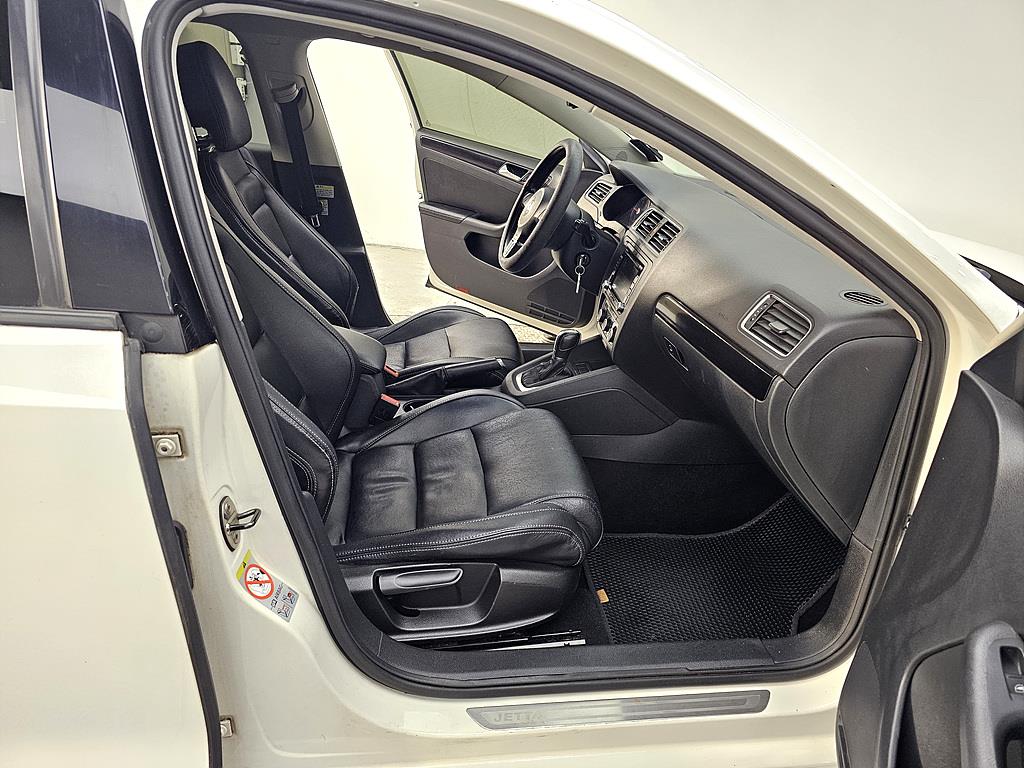 Volkswagen Jetta - Vista 11