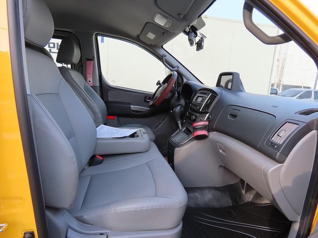 HYUNDAI Starex - Vista 6