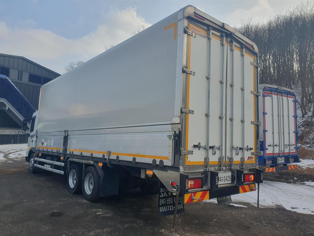 medium and large cargo truck - Vista 3