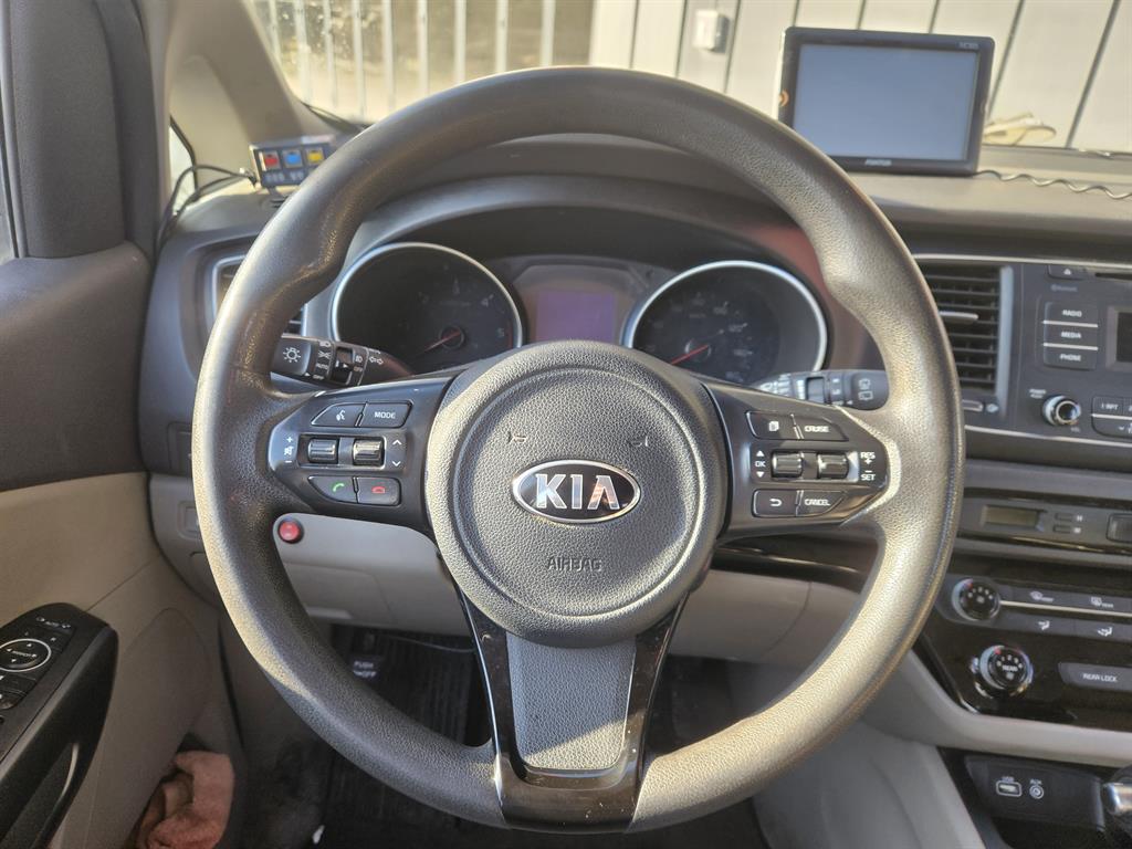 KIA Carnival - Vista 5