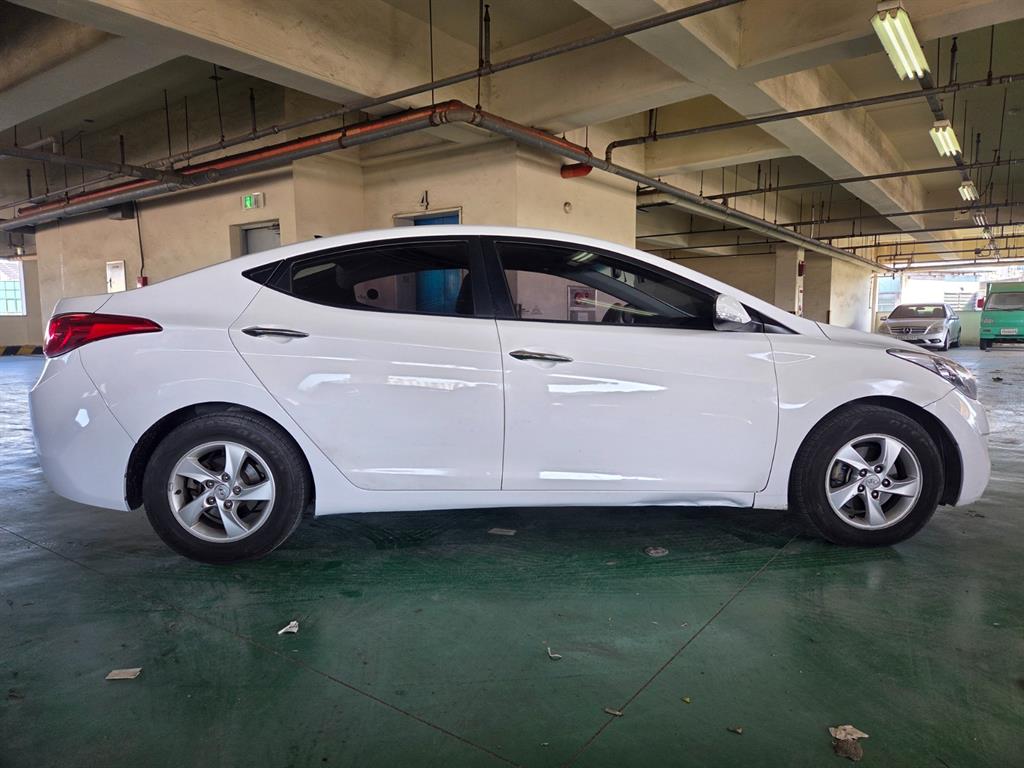 HYUNDAI Avante - Vista 5