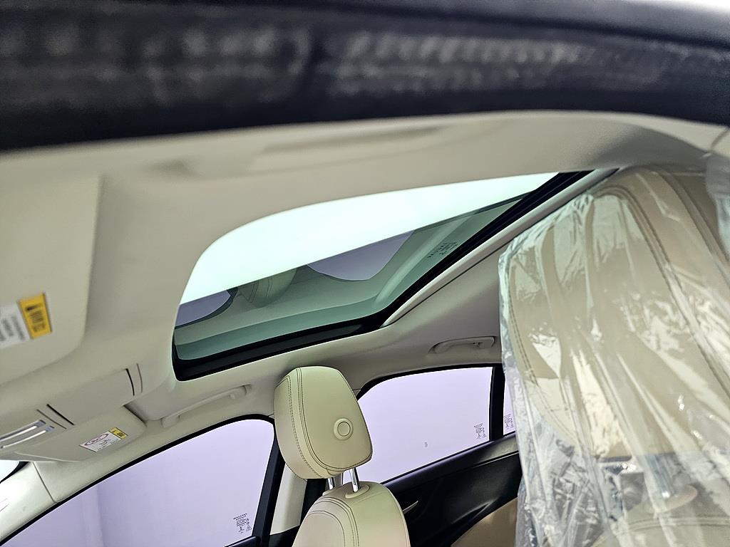 Jaguar XE - Vista 12