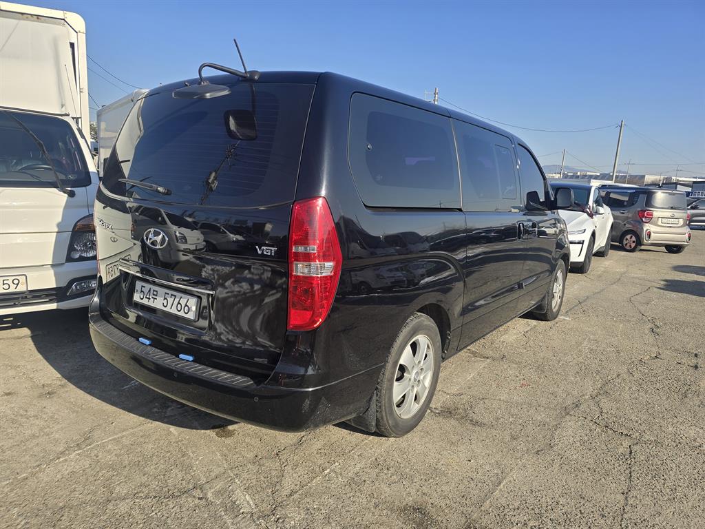 HYUNDAI Starex - Vista 3