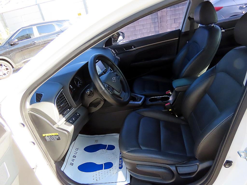 HYUNDAI Avante - Vista 5