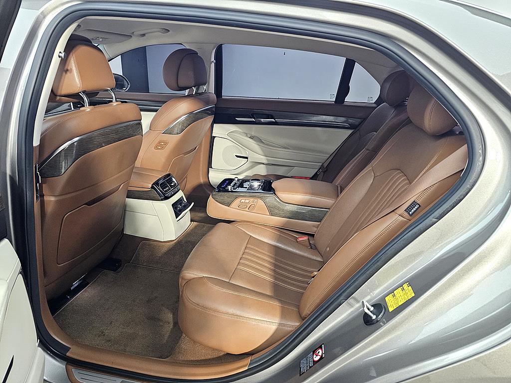 Genesis G90 - Vista 8