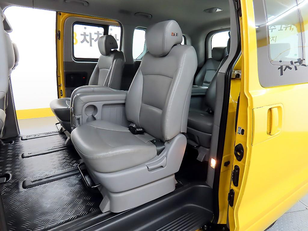 HYUNDAI Starex - Vista 6