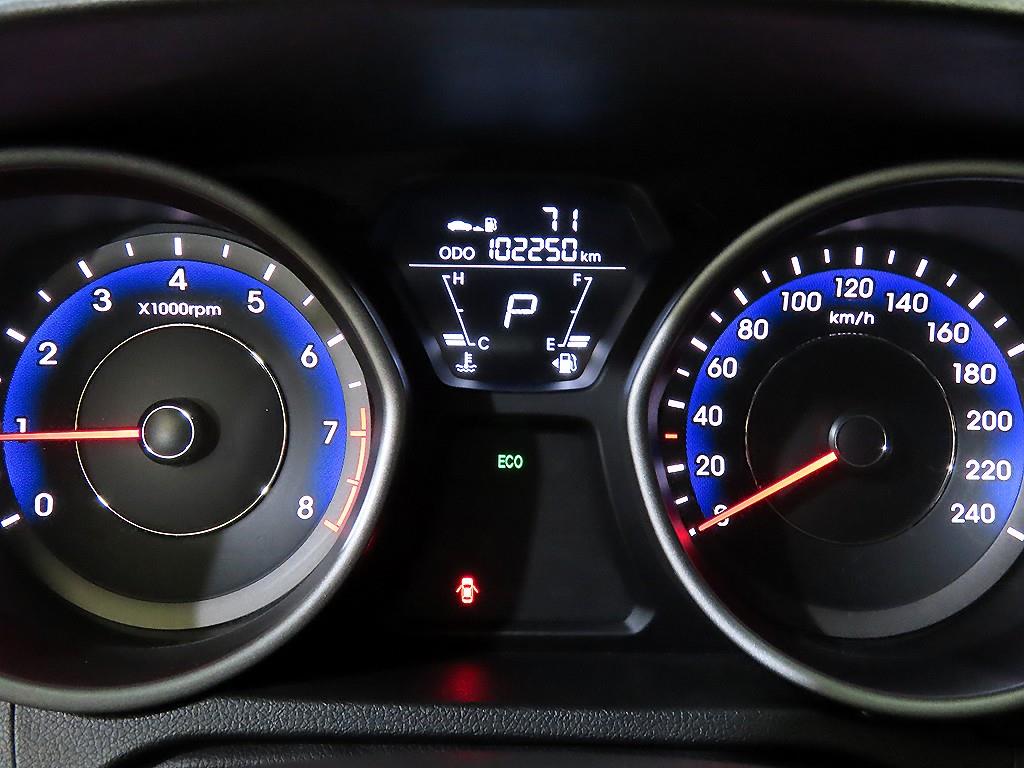 HYUNDAI Avante - Vista 9