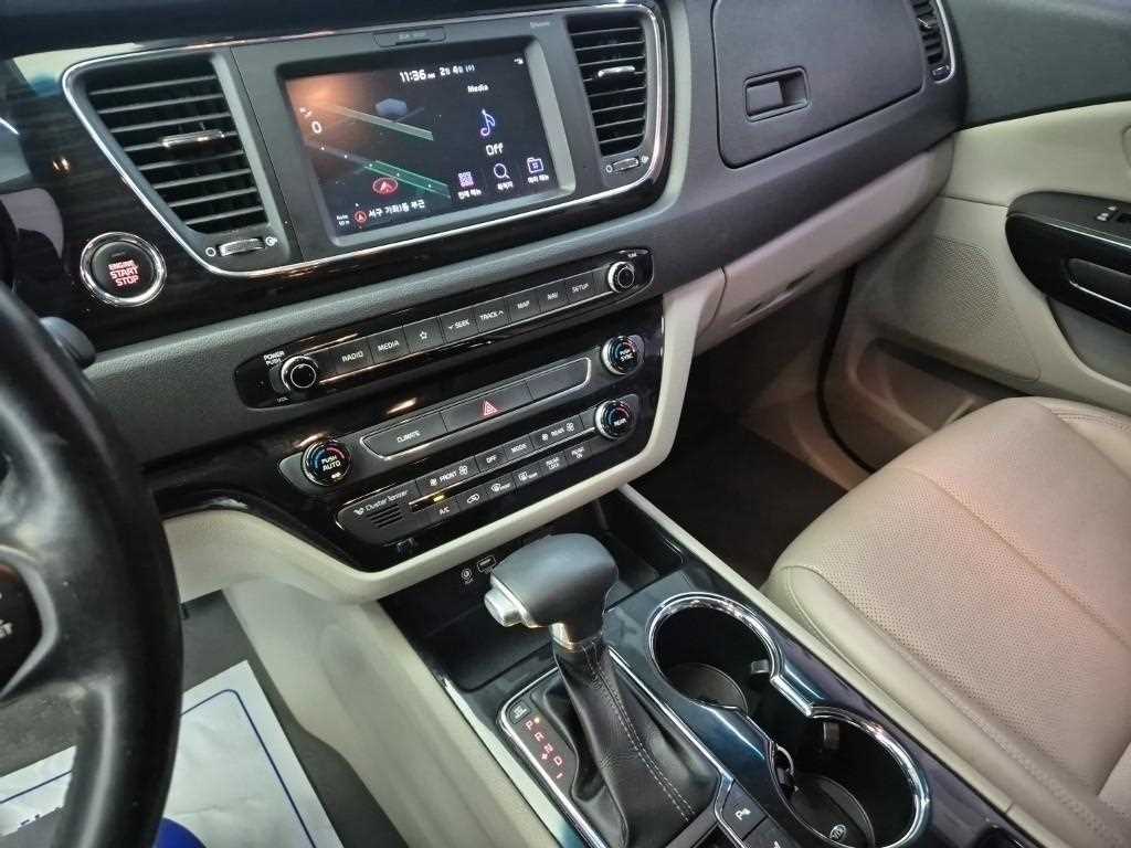 KIA Carnival - Vista 10