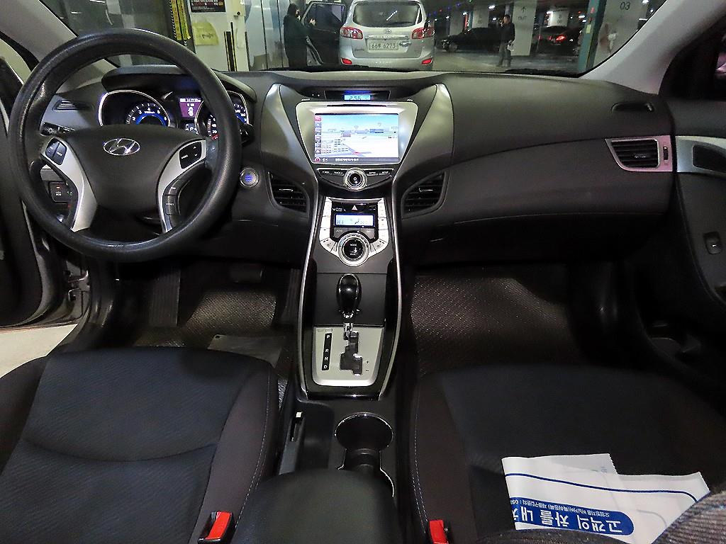 HYUNDAI Avante - Vista 10