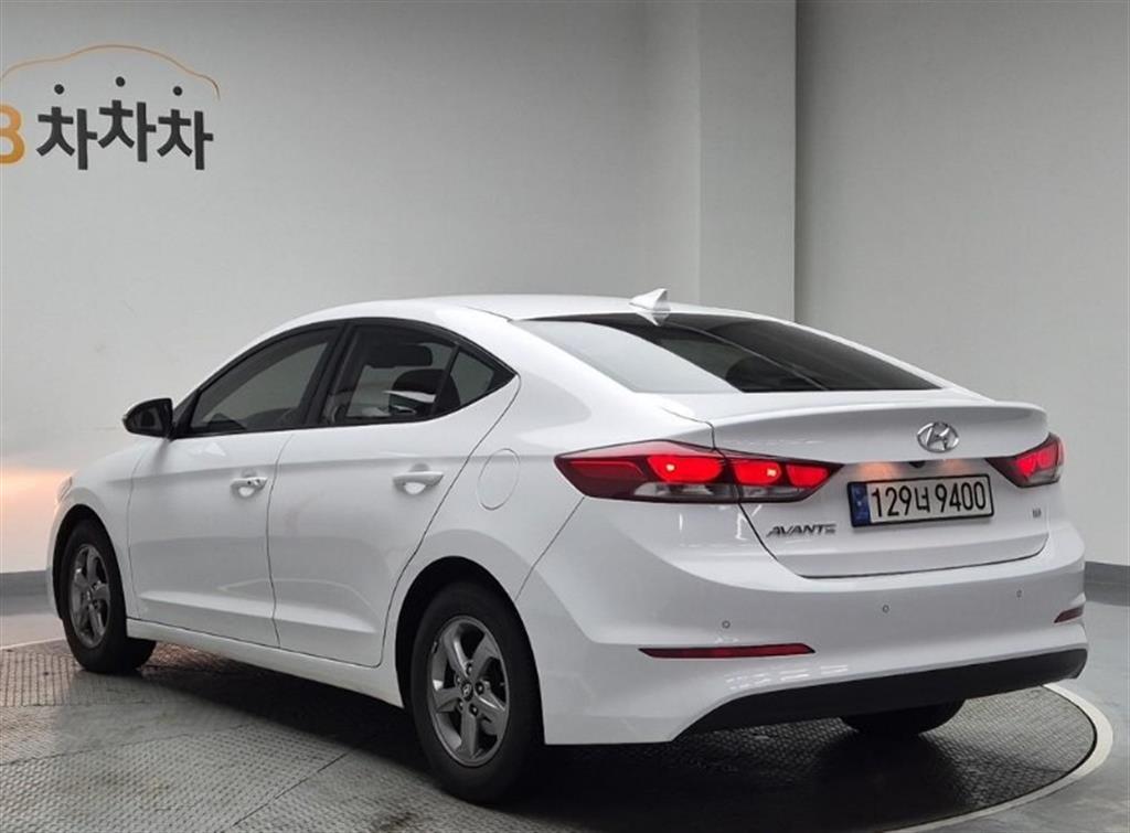 HYUNDAI Avante - Vista 3