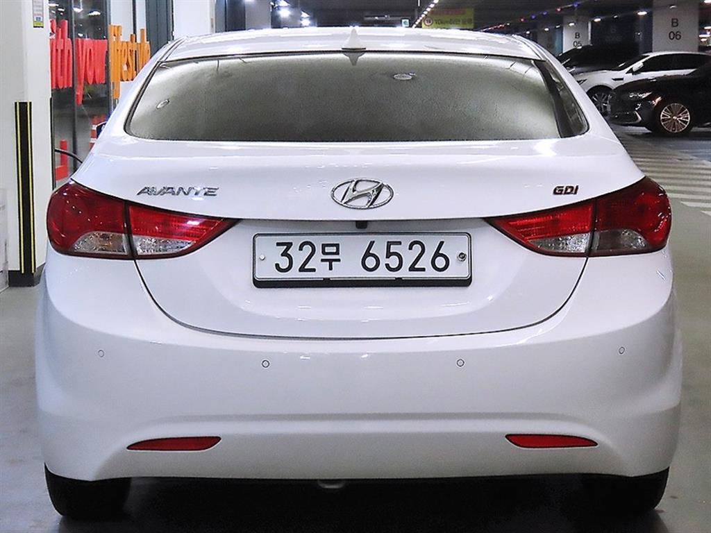 HYUNDAI Avante - Vista 5
