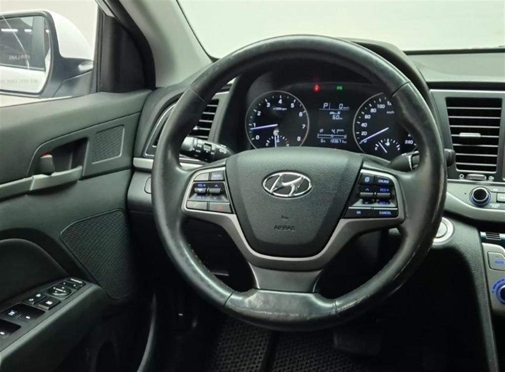 HYUNDAI Avante - Vista 9