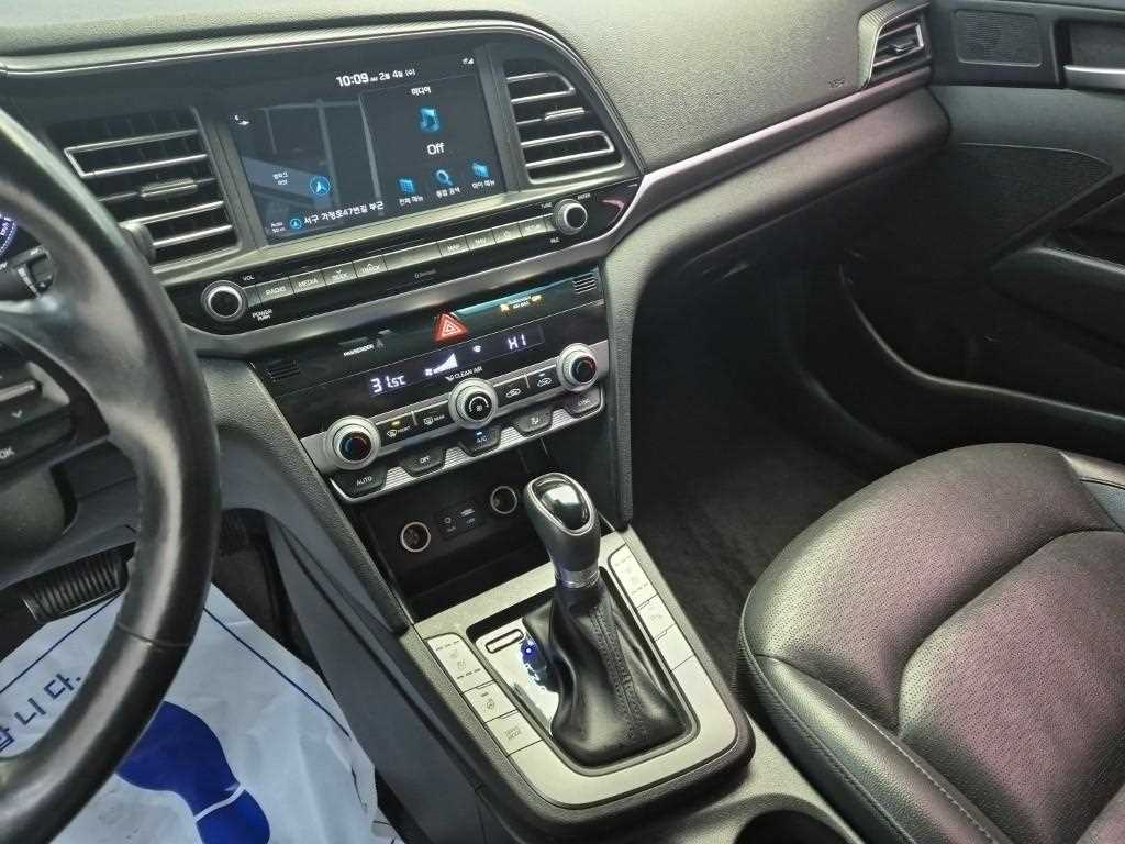 HYUNDAI Avante - Vista 10