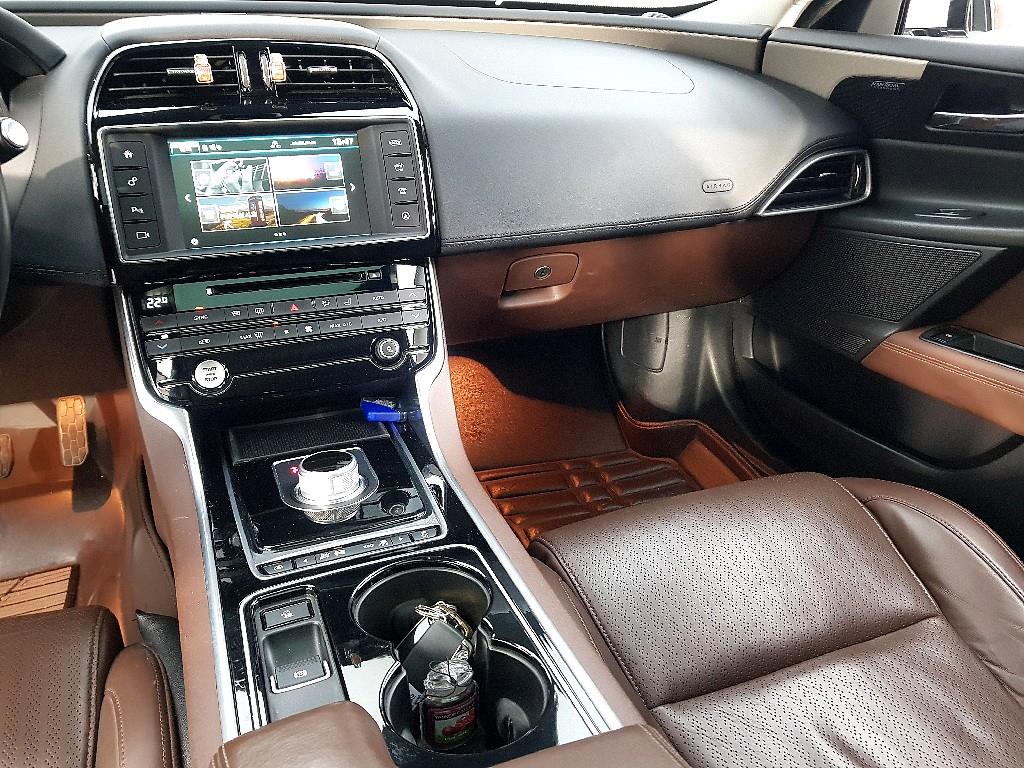 Jaguar XE - Vista 10