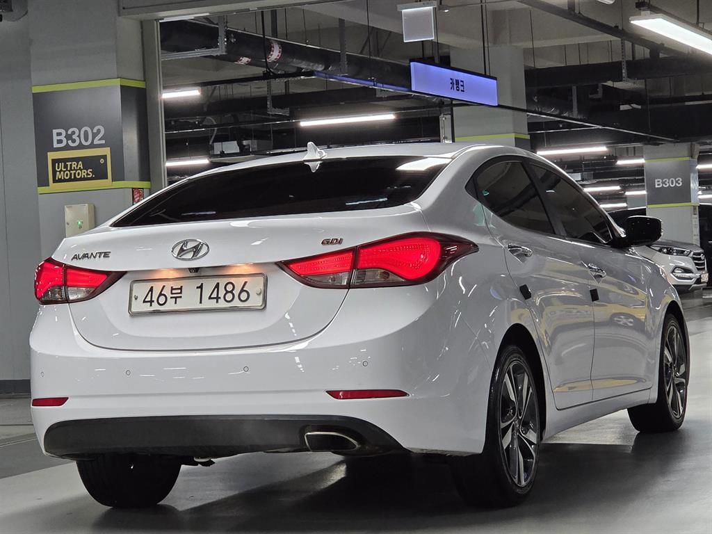 HYUNDAI Avante - Vista 2