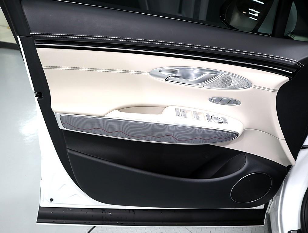 Genesis GV70 - Vista 8