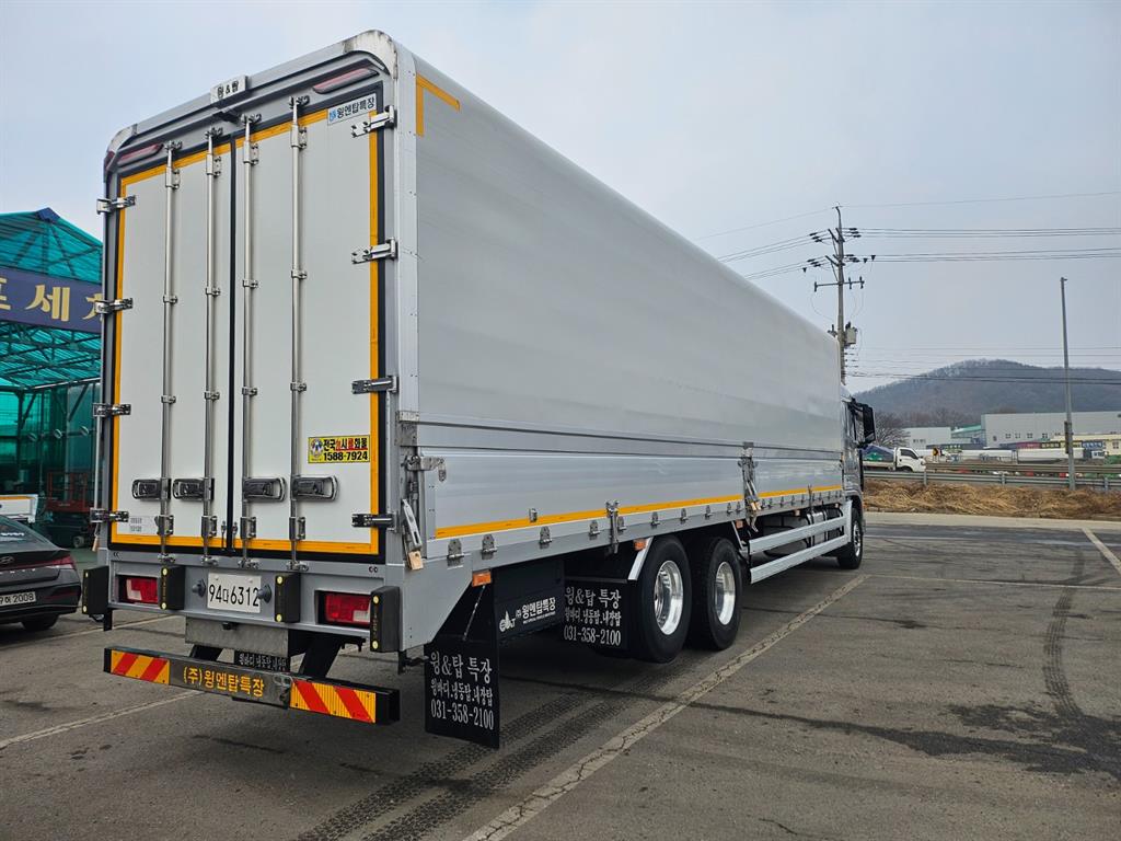 medium and large cargo truck - Vista 6
