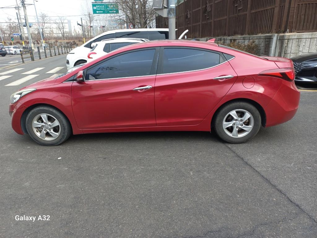 HYUNDAI Avante - Vista 2