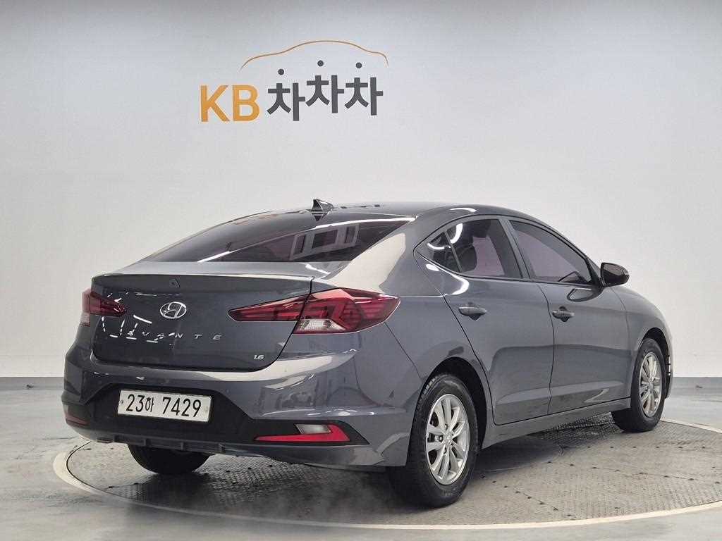 HYUNDAI Avante - Vista 3
