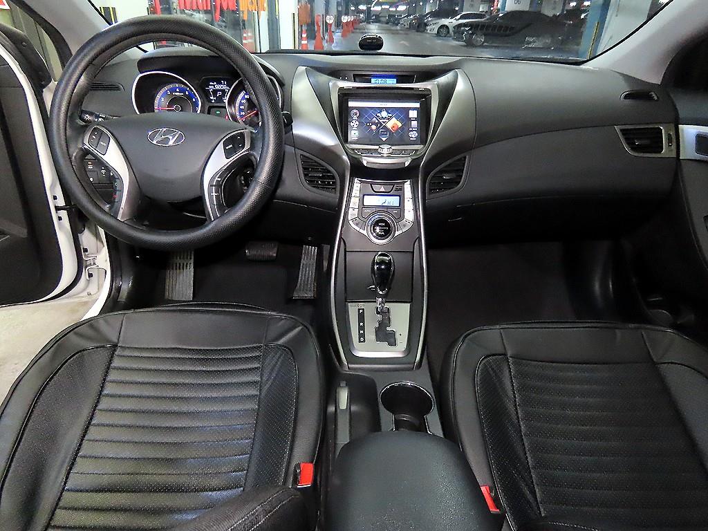 HYUNDAI Avante - Vista 10