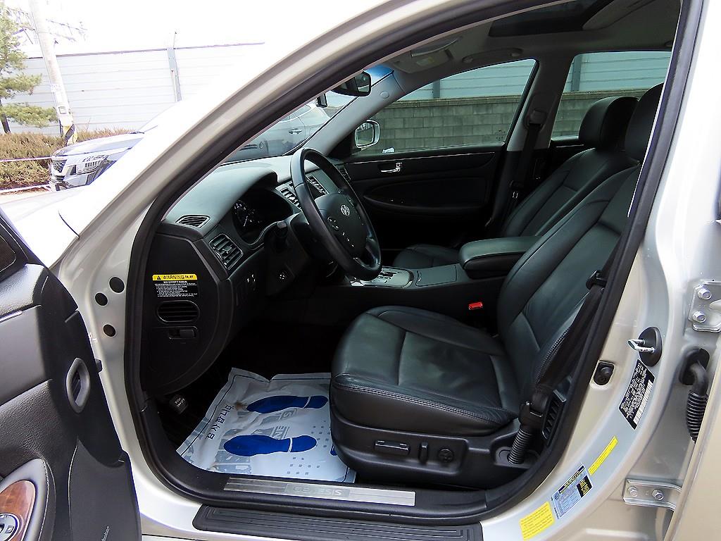 HYUNDAI Genesis - Vista 5