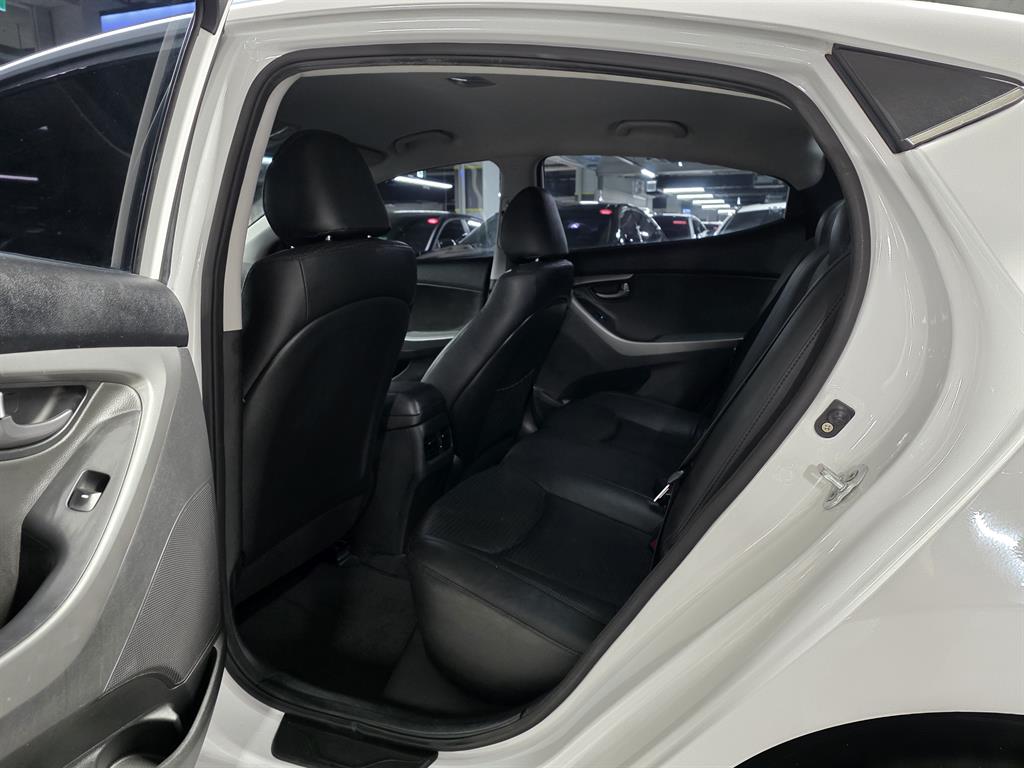 HYUNDAI Avante - Vista 10