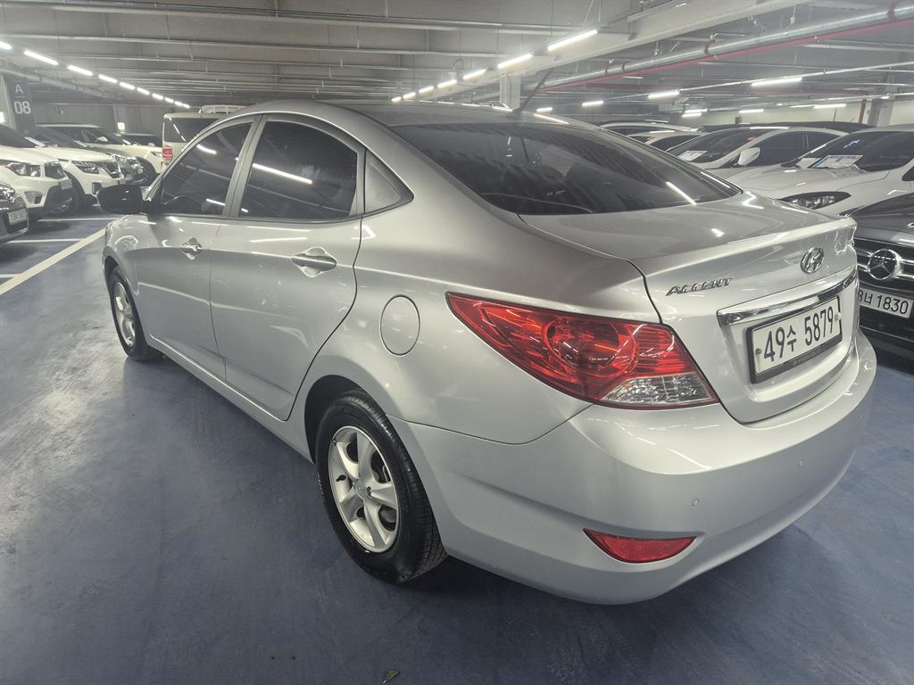 HYUNDAI Accent - Vista 4