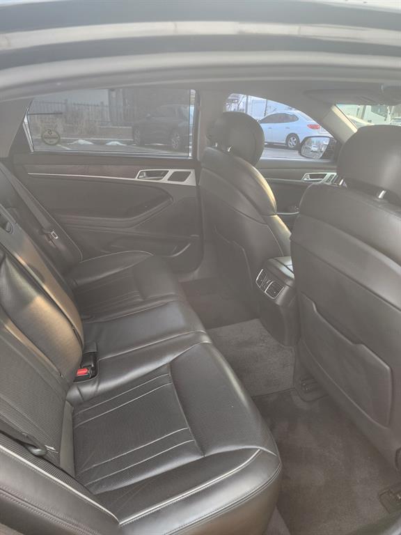 HYUNDAI Genesis - Vista 4