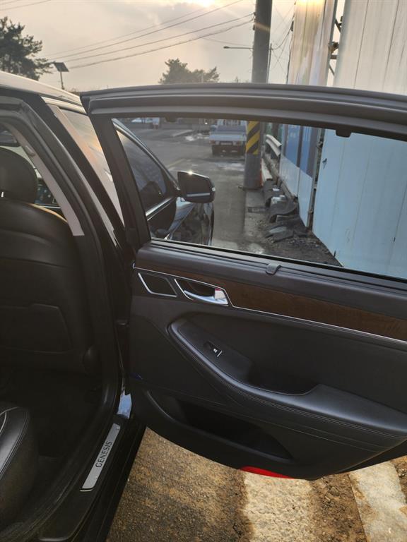 HYUNDAI Genesis - Vista 5