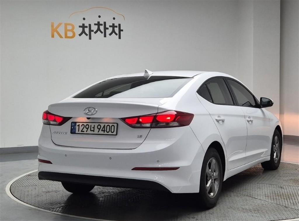 HYUNDAI Avante - Vista 4