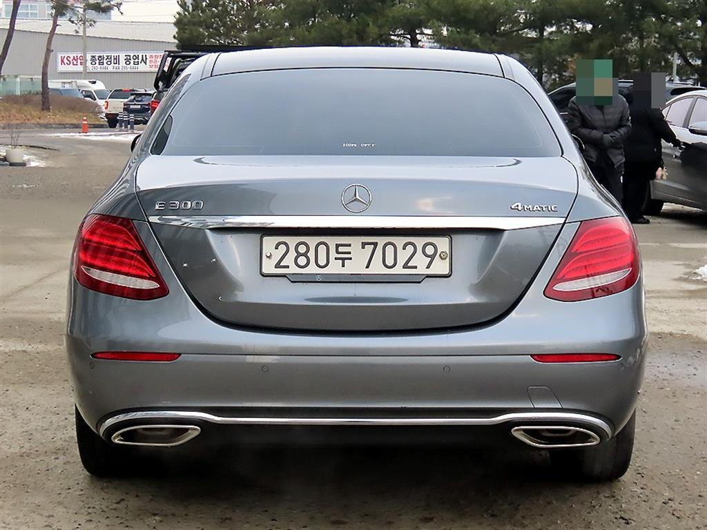 Mercedes Benz E class - Vista 4