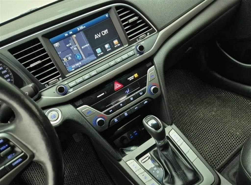 HYUNDAI Avante - Vista 10