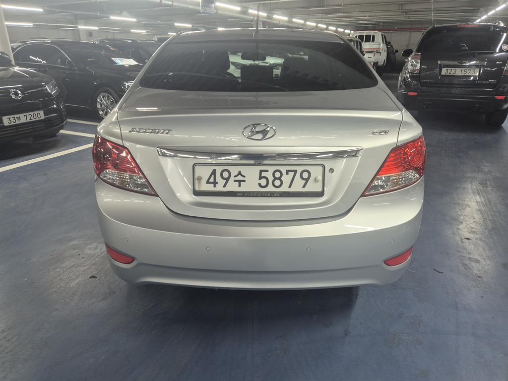 HYUNDAI Accent - Vista 3