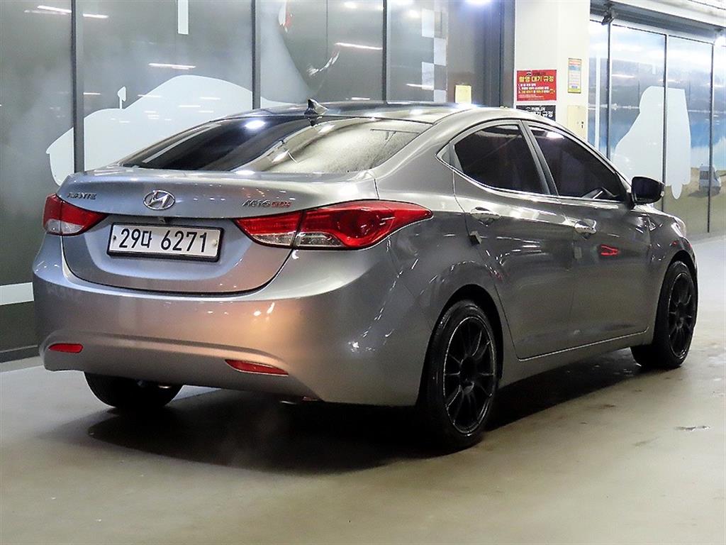 HYUNDAI Avante - Vista 4