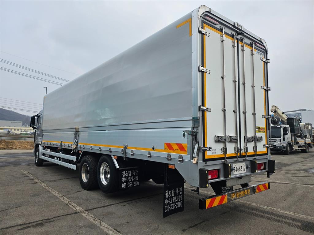 medium and large cargo truck - Vista 5