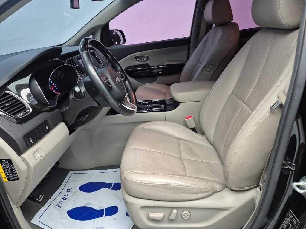 KIA Carnival - Vista 11