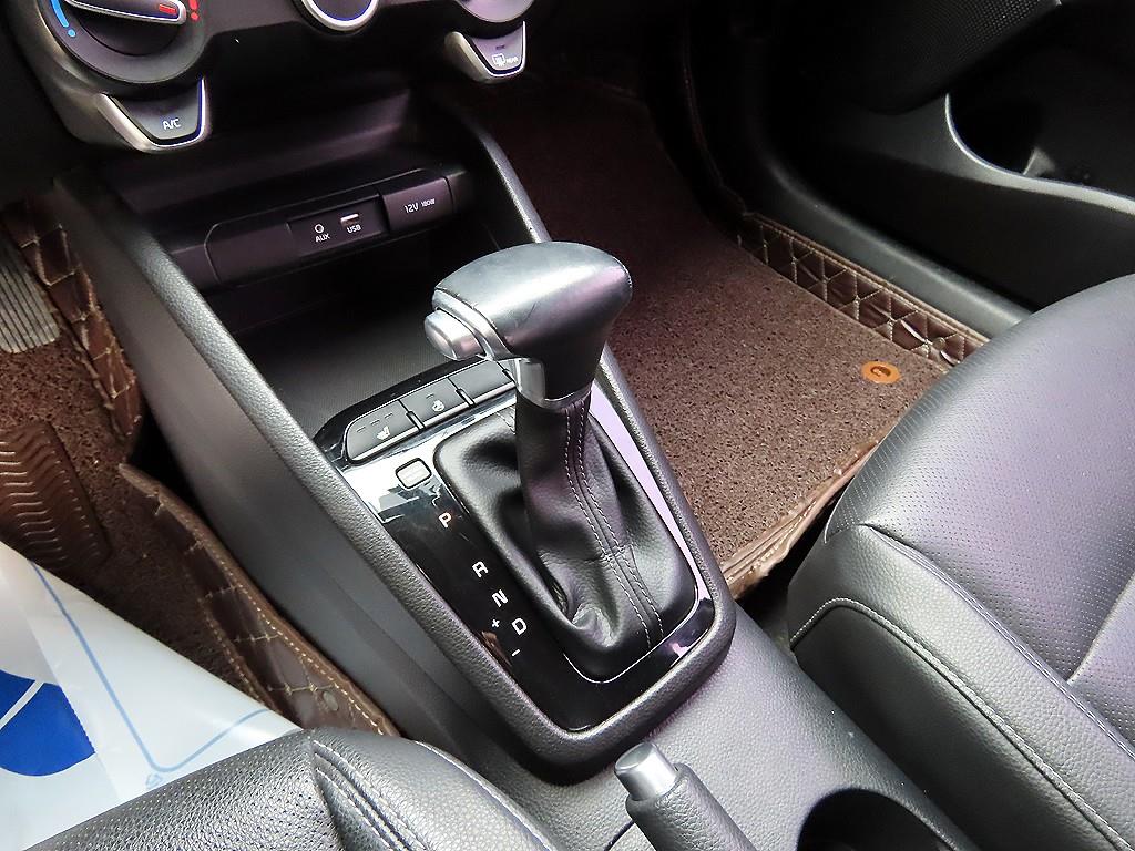 KIA Stonic - Vista 10