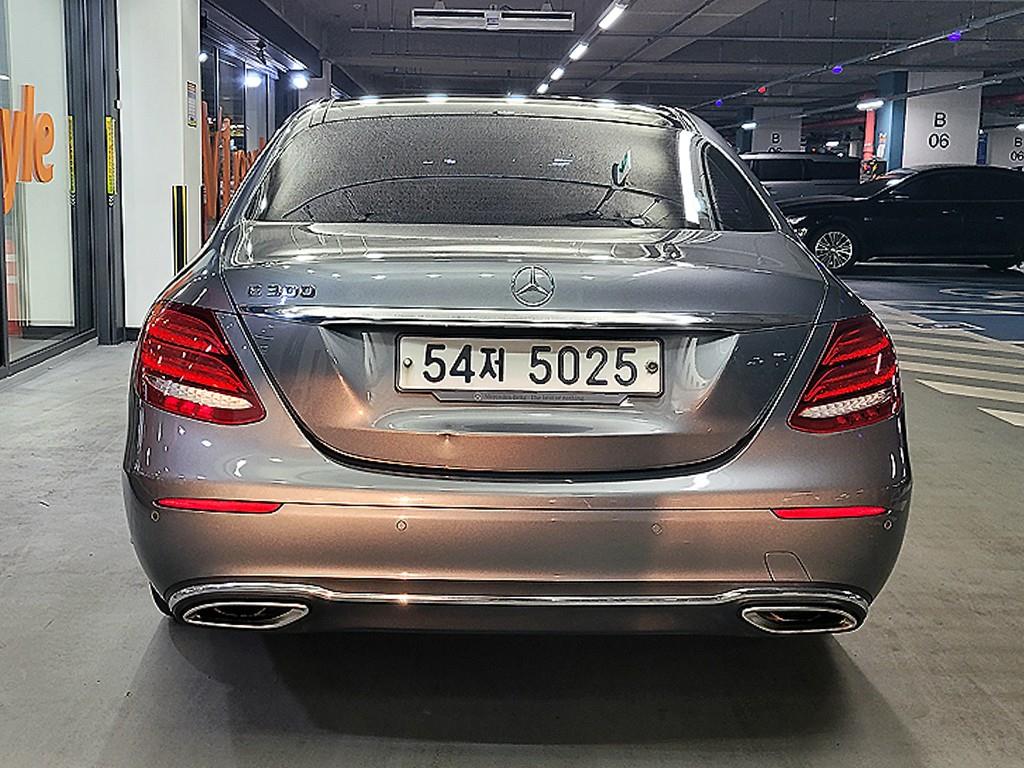 Mercedes Benz E class - Vista 5