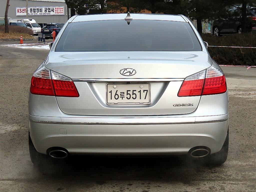 HYUNDAI Genesis - Vista 4