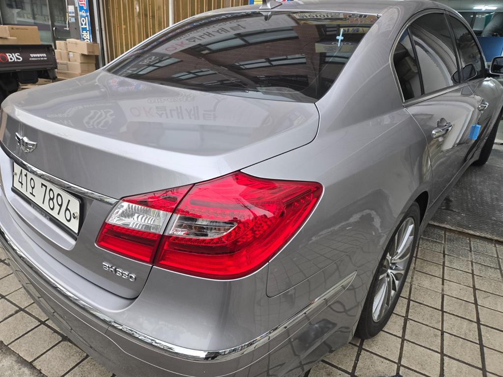 HYUNDAI Genesis - Vista 4