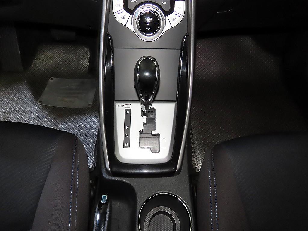 HYUNDAI Avante - Vista 12