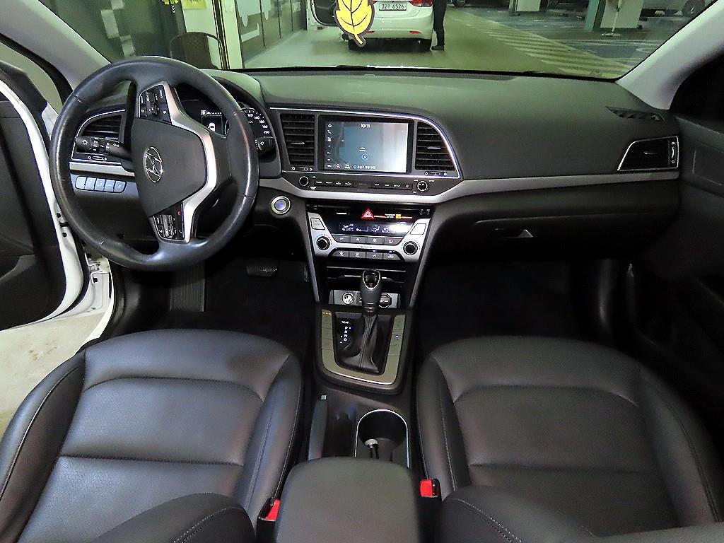 HYUNDAI Avante - Vista 10