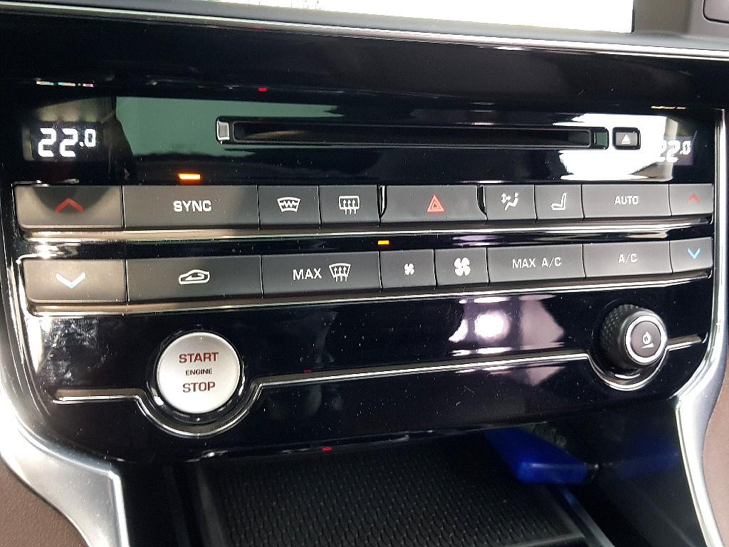 Jaguar XE - Vista 12