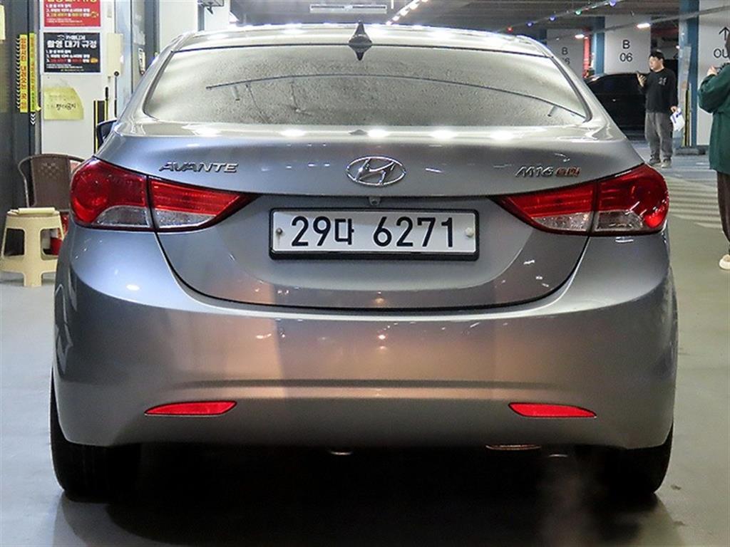 HYUNDAI Avante - Vista 5