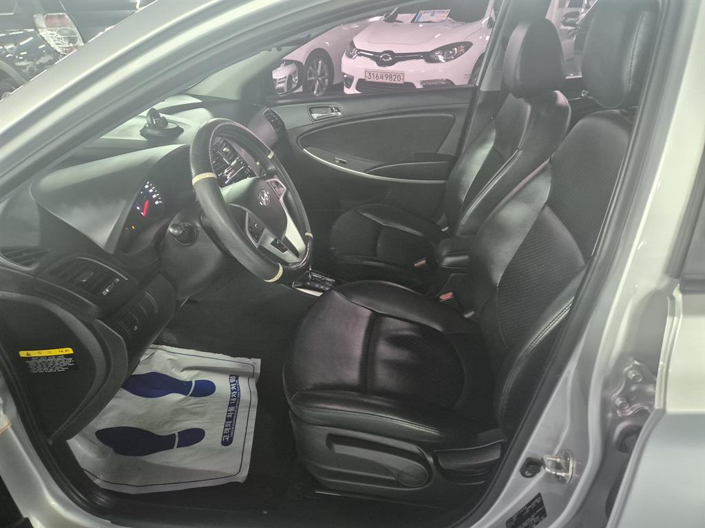 HYUNDAI Accent - Vista 5