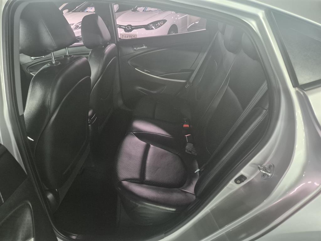 HYUNDAI Accent - Vista 6