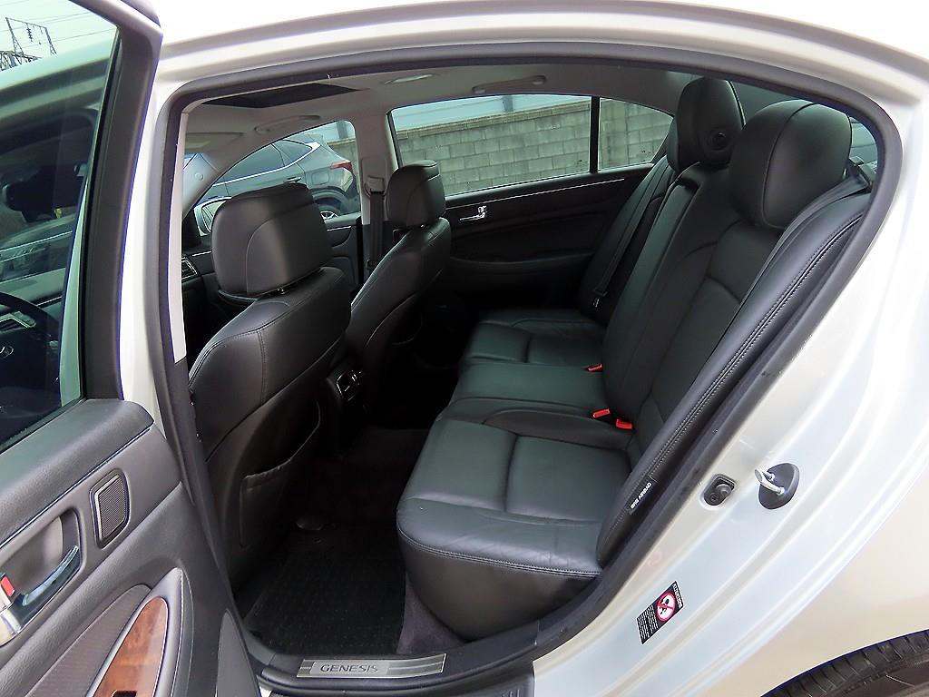 HYUNDAI Genesis - Vista 6